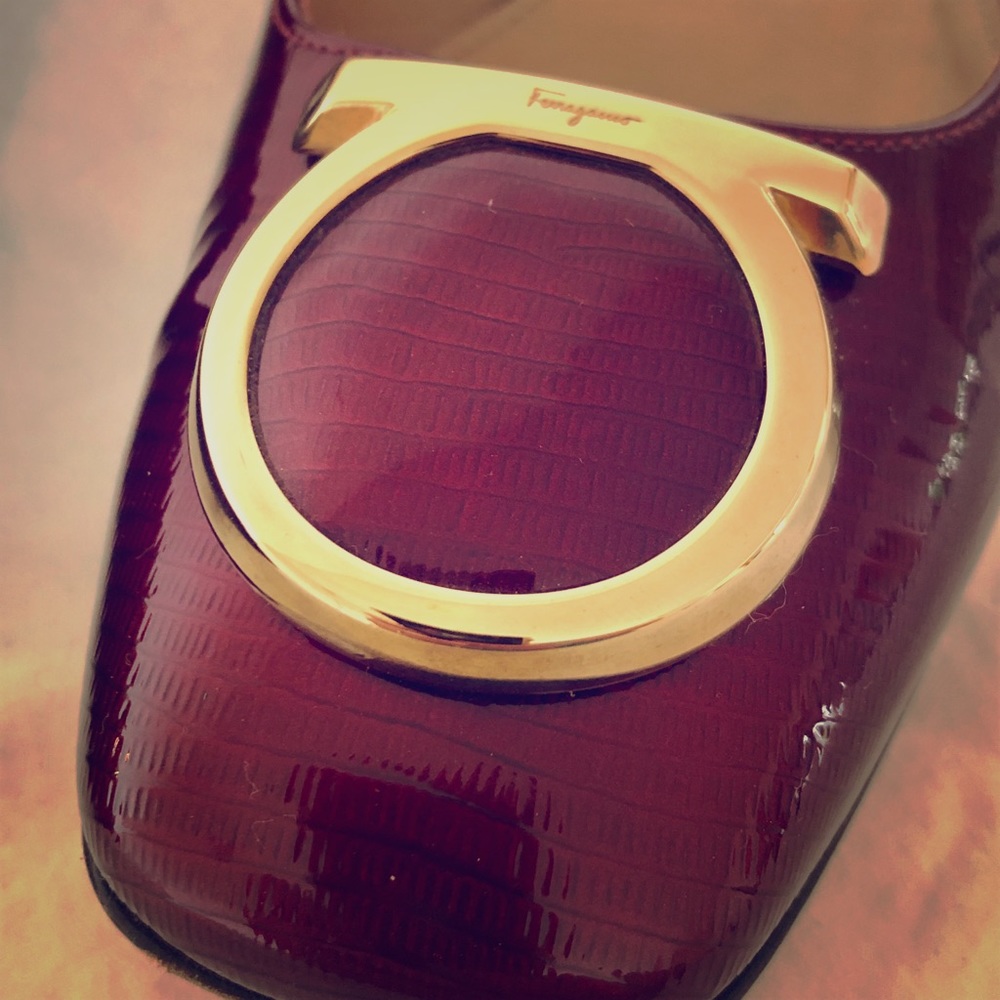 Salvatore Ferragamo - patent leather flats - 6.5